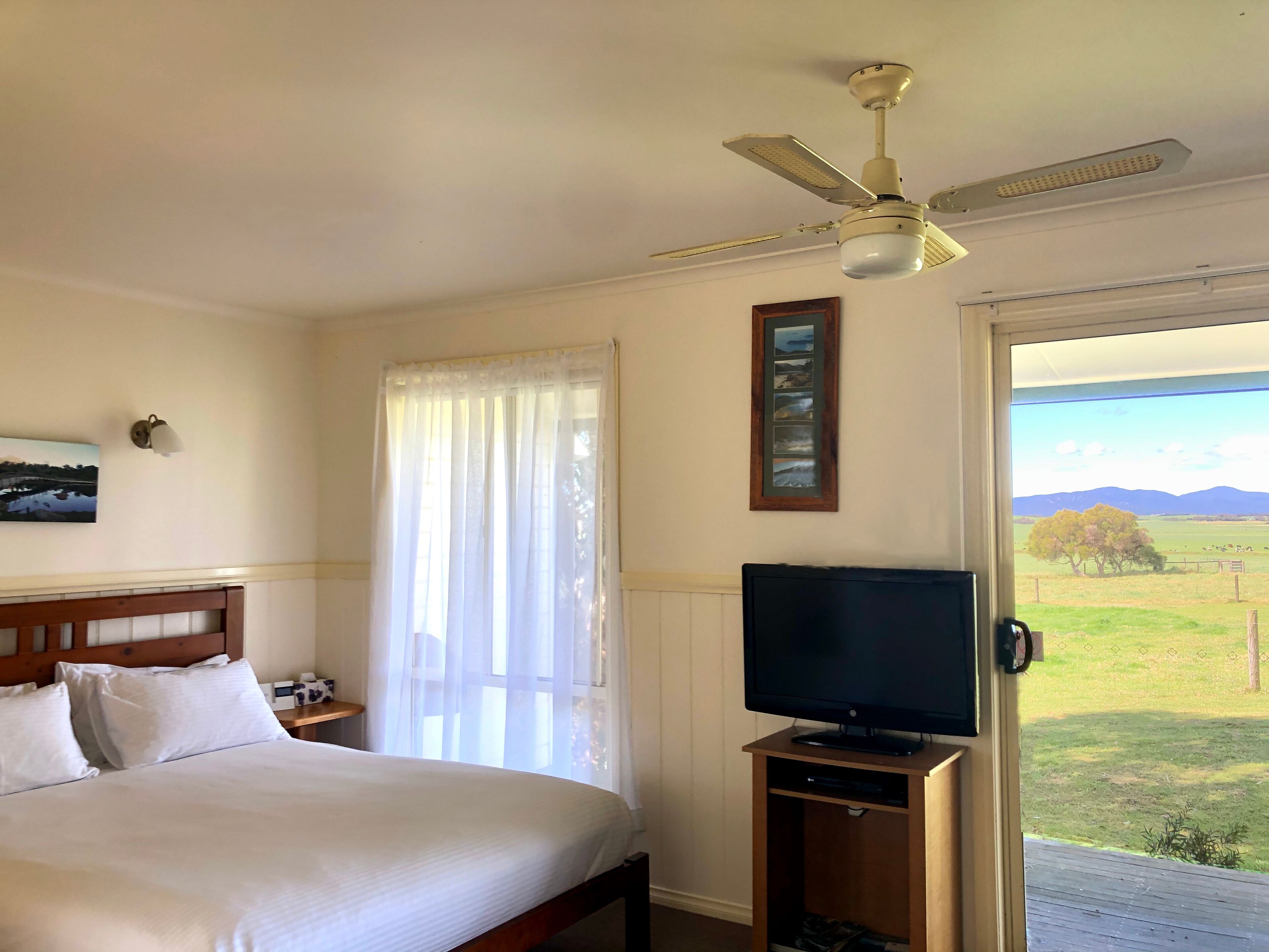 Studio Standar, 1 Tempat Tidur Queen, dapur kecil, pemandangan gunung | Meja kerja, tirai kedap cahaya, Wi-Fi gratis, dan seprai linen