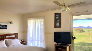 Studio Standar, 1 Tempat Tidur Queen, dapur kecil, pemandangan gunung | Meja kerja, tirai kedap cahaya, Wi-Fi gratis, dan seprai linen