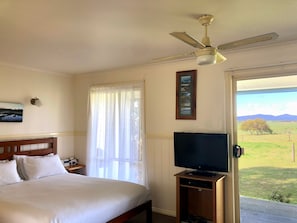 Escritorio, cortinas blackout, wifi gratis y ropa de cama 