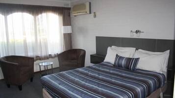 Minibar, setrika/meja setrika, dan Wi-Fi gratis