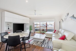 Superior appartement, 2 slaapkamers, uitzicht op jachthaven | Woonruimte | Een 50-inch smart-tv met digitale zenders en televisie