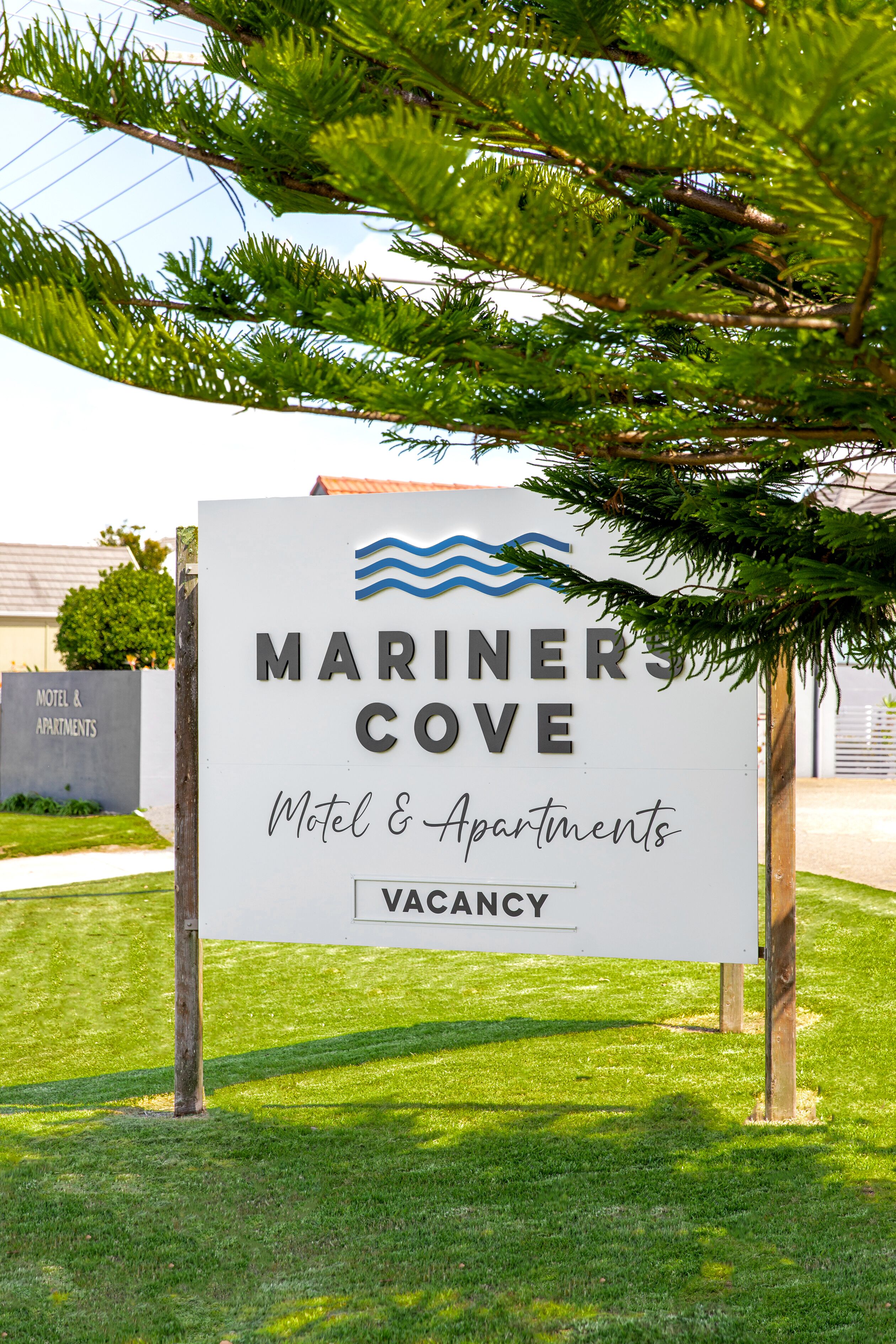 A sign for Mariner Cove Motel & Apartments indicating a vacancy.