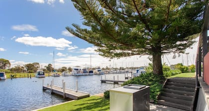 Mariners Cove at Paynesville Motel & Apartments