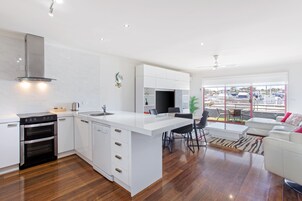 2 bedroom Superior Apartment, Marina Views | Private kitchen | Fridge, microwave, coffee/tea maker, electric kettle