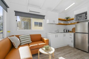 1 Bedroom Cabin (Pet friendly) | Área de estar | TV de tela plana