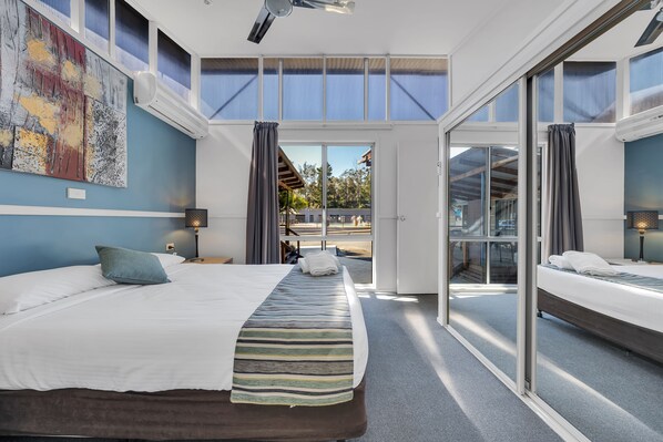 Espace de travail pour ordinateur portable, fer et planche à repasser