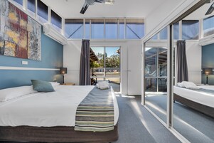 Espacio para trabajar con laptop y tabla de planchar con plancha 