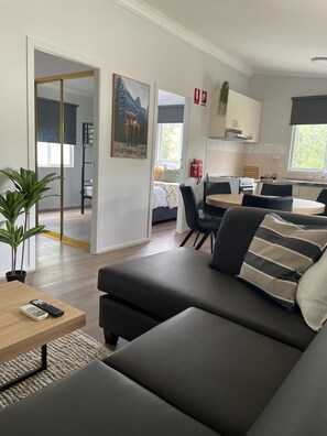 3 Bedroom Villa | Espace de travail pour ordinateurs portables, fer et planche à repasser