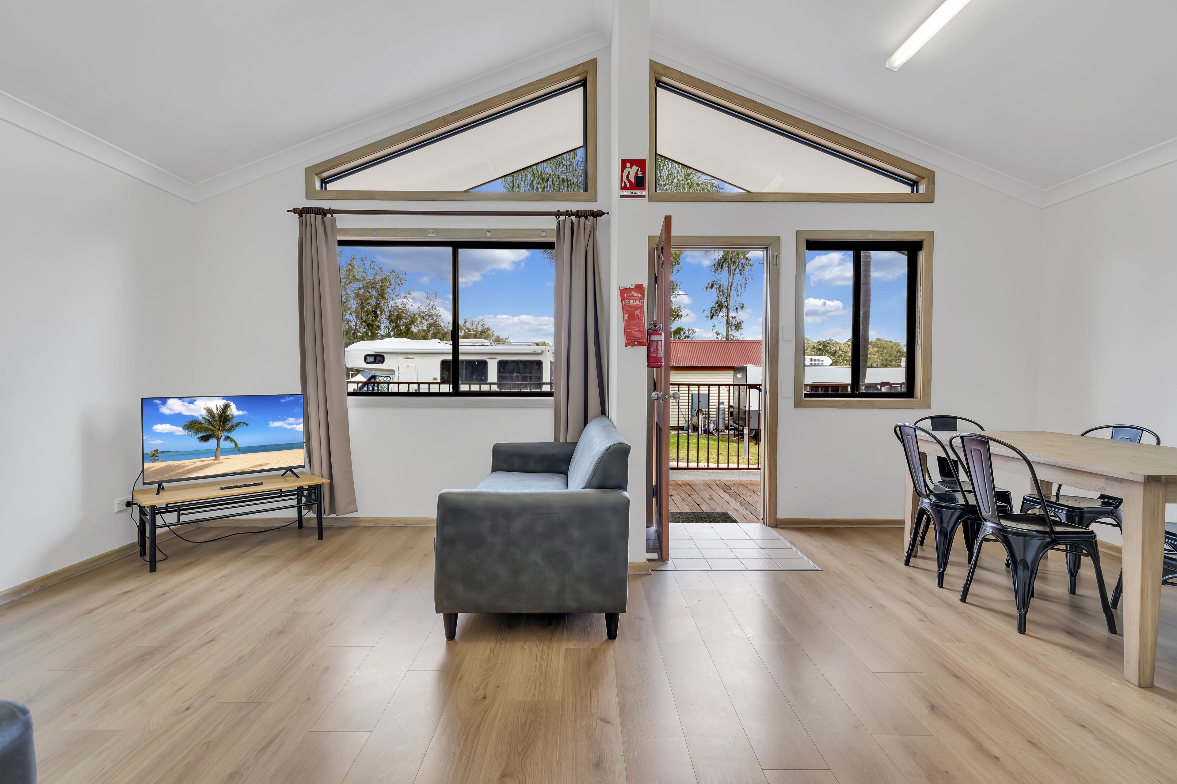 2 Bedroom Standard Villa (Pet friendly) | Oleskelualue | Taulutelevisio