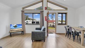 2 Bedroom Standard Villa (Pet friendly) | Oleskelualue | Taulutelevisio