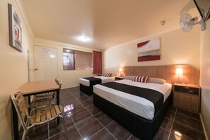 Queen + Single | Blackout drapes, iron/ironing board, free WiFi, bed sheets - Winter Sun Motel (Norman Gardens)