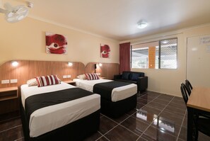 Single + Single | Blackout drapes, iron/ironing board, free WiFi, bed sheets - Winter Sun Motel (Norman Gardens)