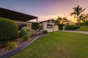 Property grounds - Winter Sun Motel (Norman Gardens)