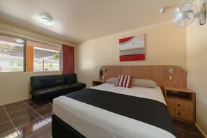 Queen | Blackout drapes, iron/ironing board, free WiFi, bed sheets - Winter Sun Motel (Norman Gardens)
