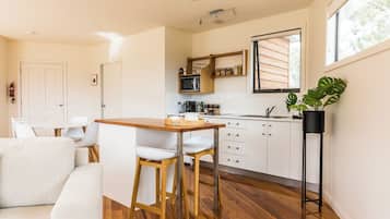 Deluxe Studio, 1 King Bed | Premium bedding, Select Comfort beds, iron/ironing board, rollaway beds
