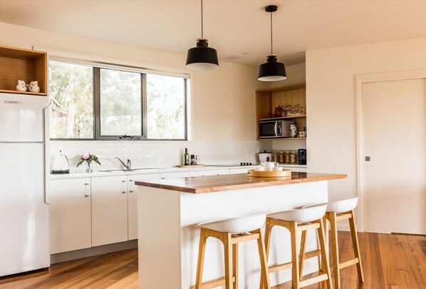 Standard Suite, 2 Bedrooms, Non Smoking, Kitchen (Wedgetail Wings) - Curringa Farm (Hamilton)