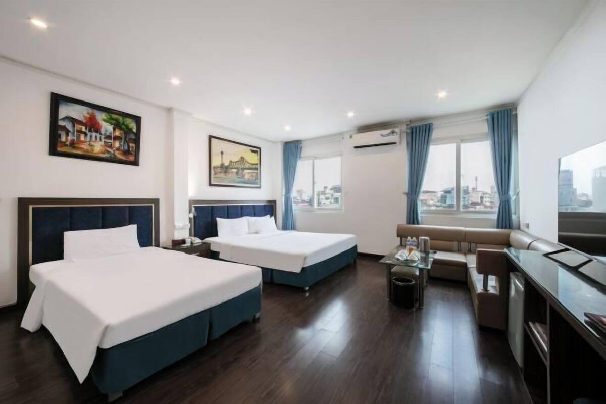 Minibar, caja fuerte, cortinas opacas y tabla de planchar con plancha