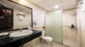 Habitación superior | Baño | Regadera, amenidades de baño gratuitas, secadora de cabello, batas