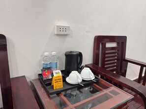 Minibar, caja fuerte, cortinas opacas y tabla de planchar con plancha