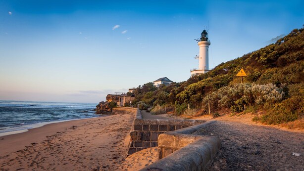 A coastal scene with a lighthouse, beach, and a stone wall. - Point Lonsdale Holiday Apartments - Adults only (Point Lonsdale)