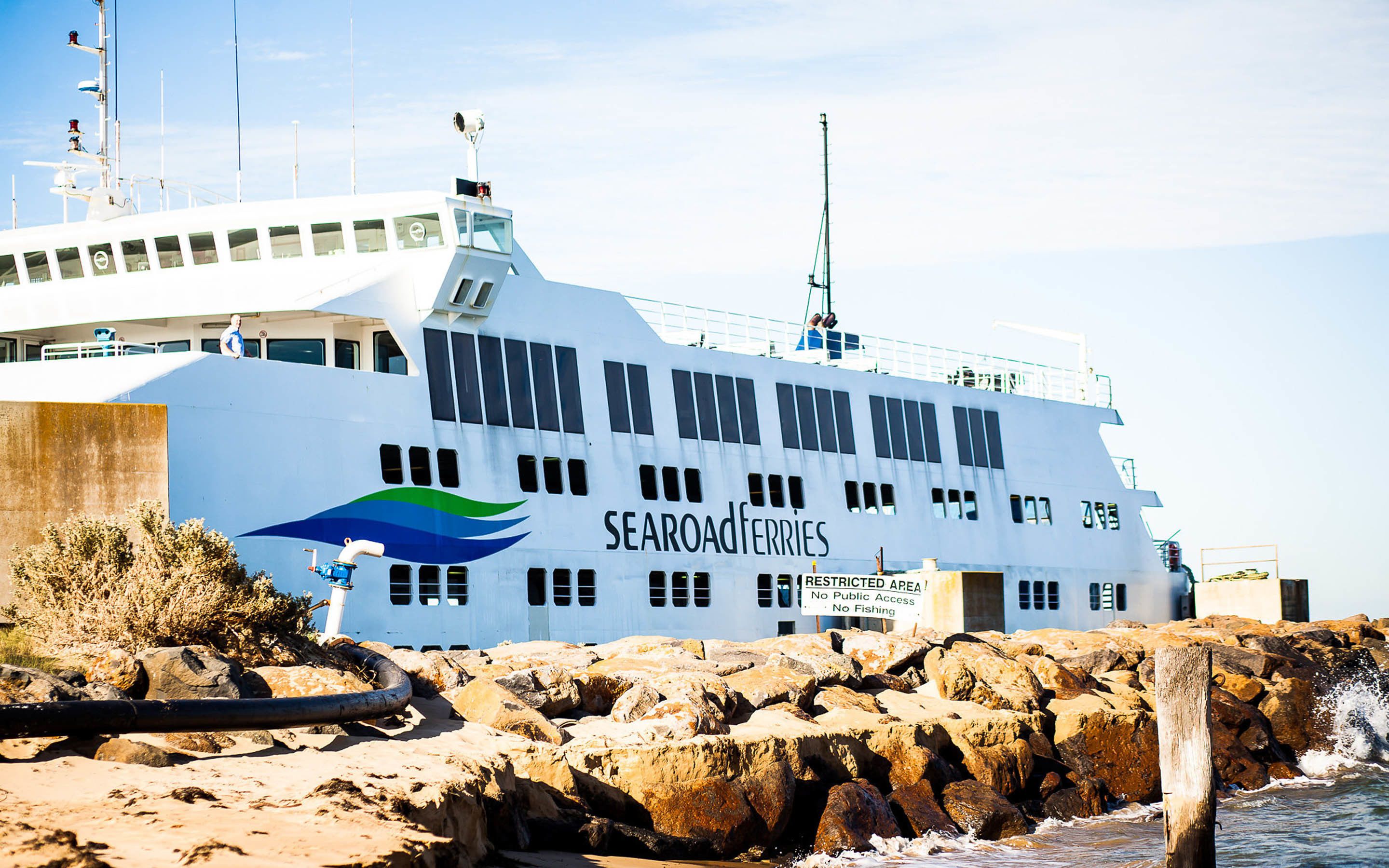 Een grote veerboot met de naam "SEAROAD FERRIES" en een bord met een toegangsverboden gebied.