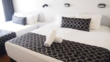 Quarto (Queen + 1 Double) | Quartos à prova de som, Wi-Fi de cortesia, roupa de cama
