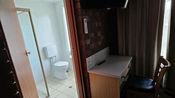 家庭客房, 非吸煙房 (2 Room Family Suite) | 浴室 | 免費梳洗用品、風筒、提供毛巾