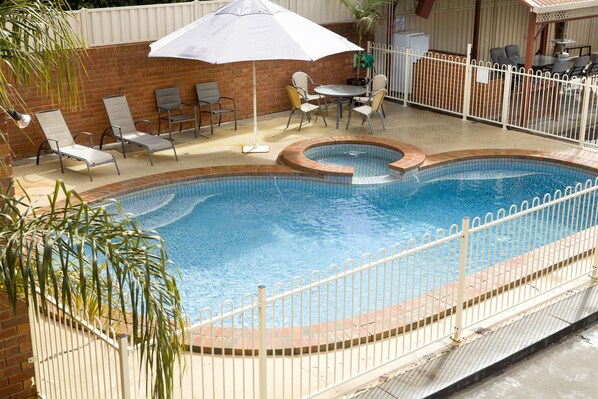 Outdoor pool - Courtyard Motor Inn (Shepparton)