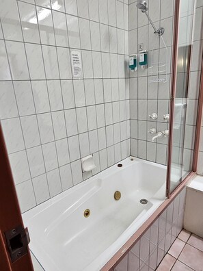 Free toiletries, hair dryer, towels - Courtyard Motor Inn (Shepparton)