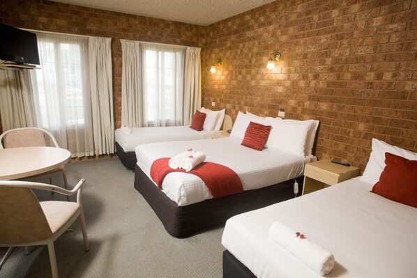 Family Double + 2 Singles | Soundproofing, iron/ironing board, free WiFi, bed sheets