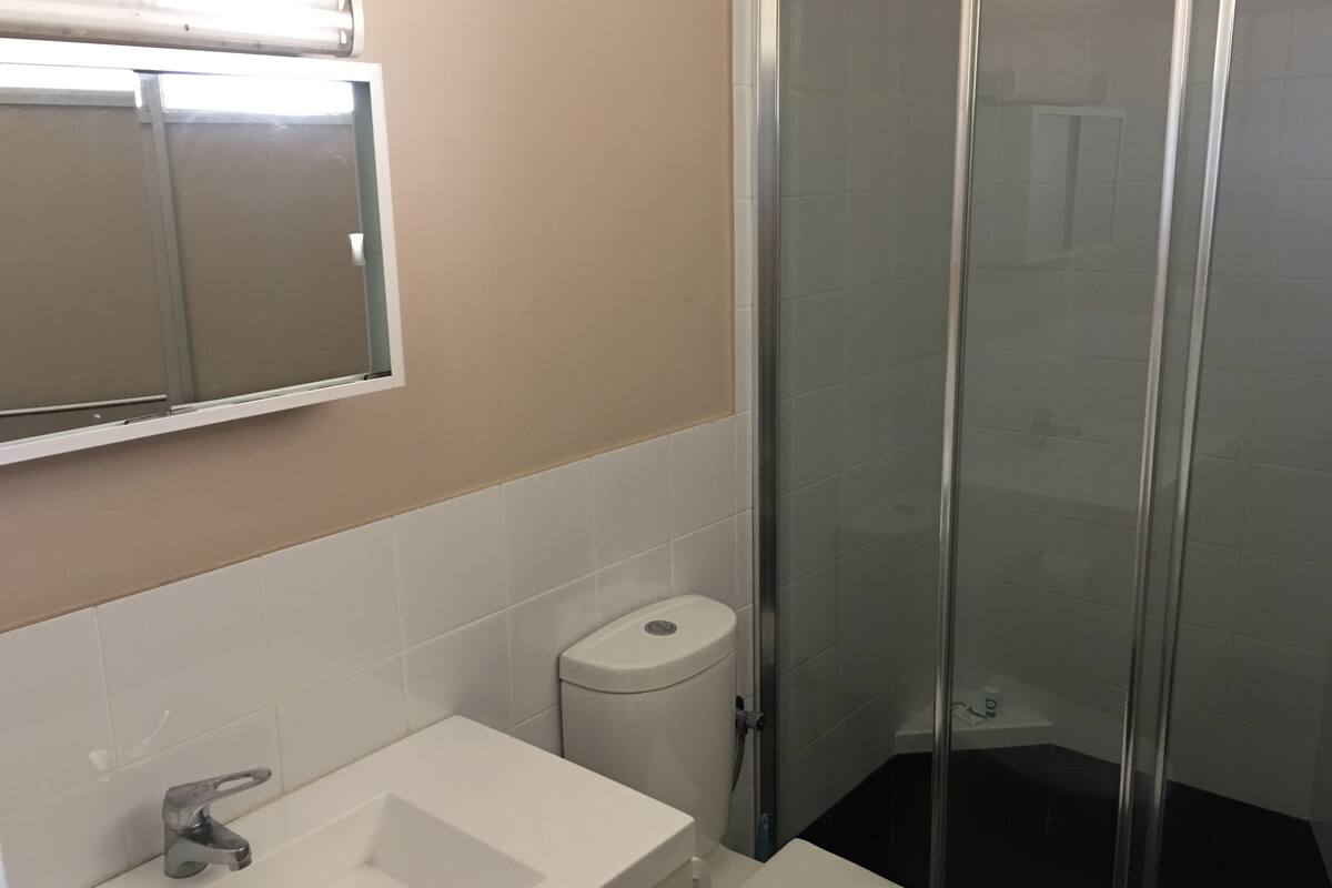 standard room, non smoking, balcony (queen room) | bathroom | combined shower/bathtub, free toiletries, towels