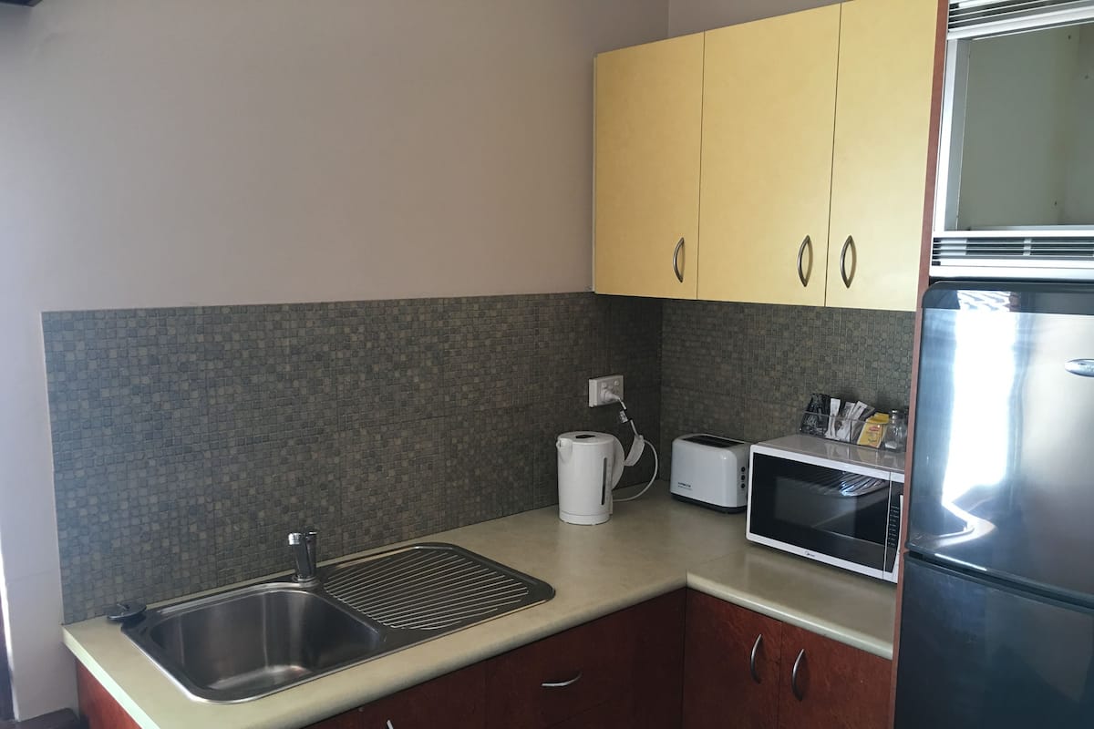 Standaard kamer, niet-roken, kitchenette (Queen Suite) | Privékitchenette | Een magnetron, een koffiezetapparaat/waterkoker, een waterkoker