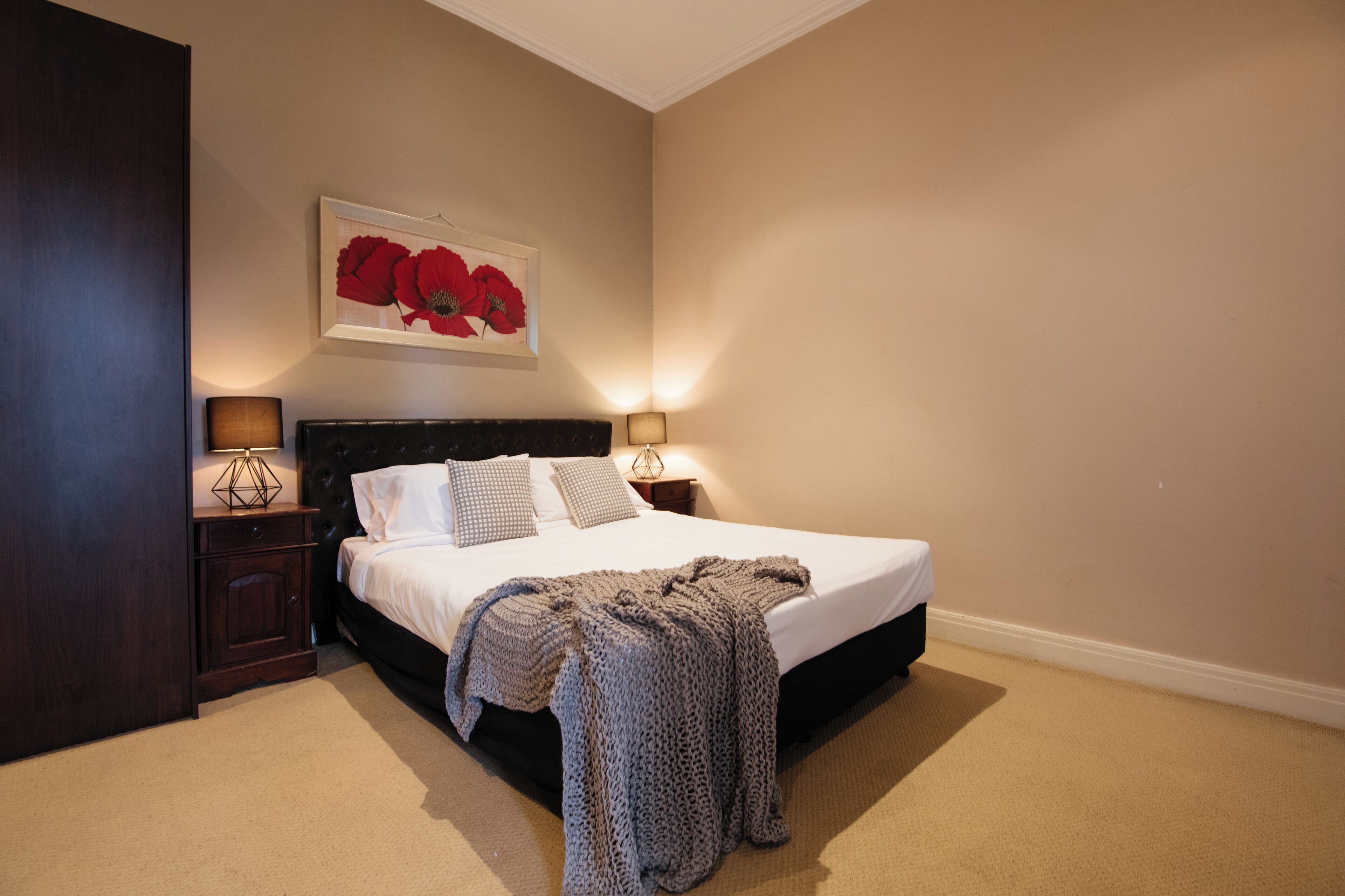 standard room, non smoking, balcony (queen room) | room amenity