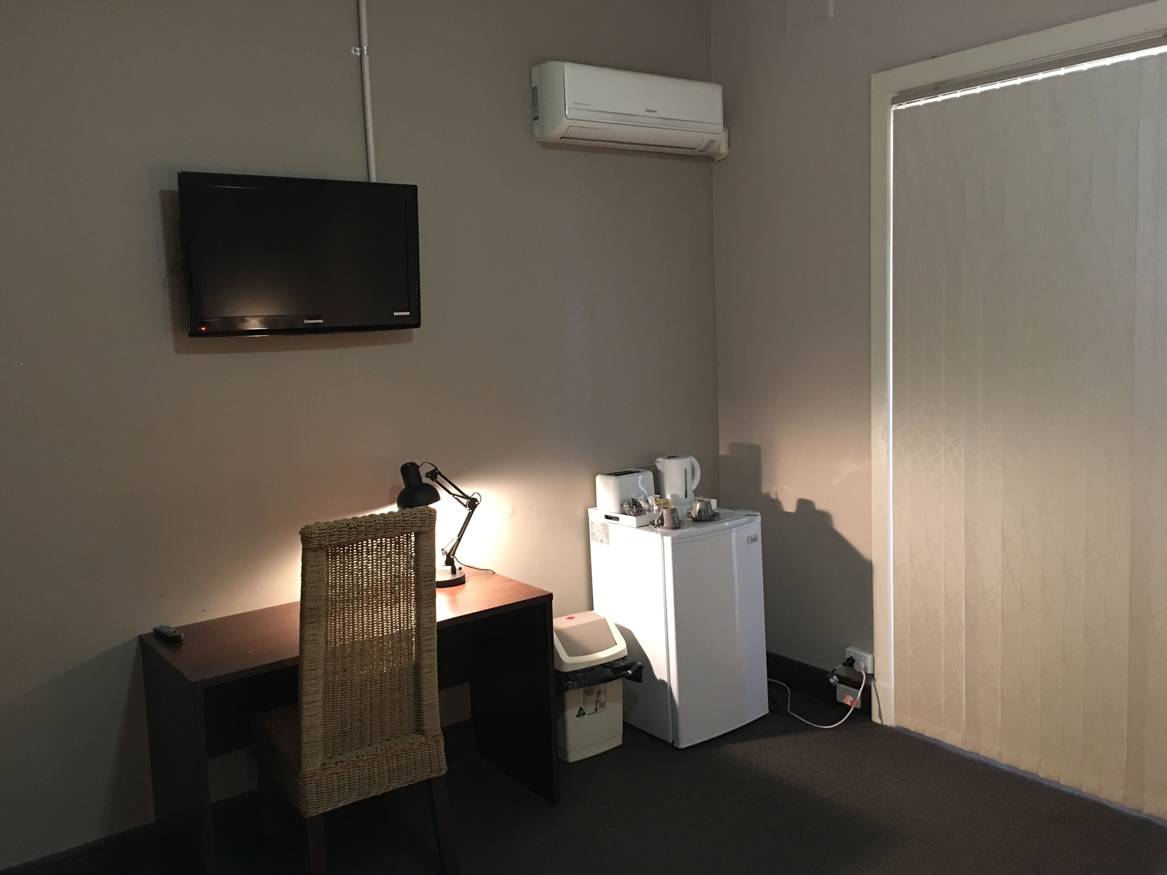 standard room, non smoking, balcony (queen room) | room amenity