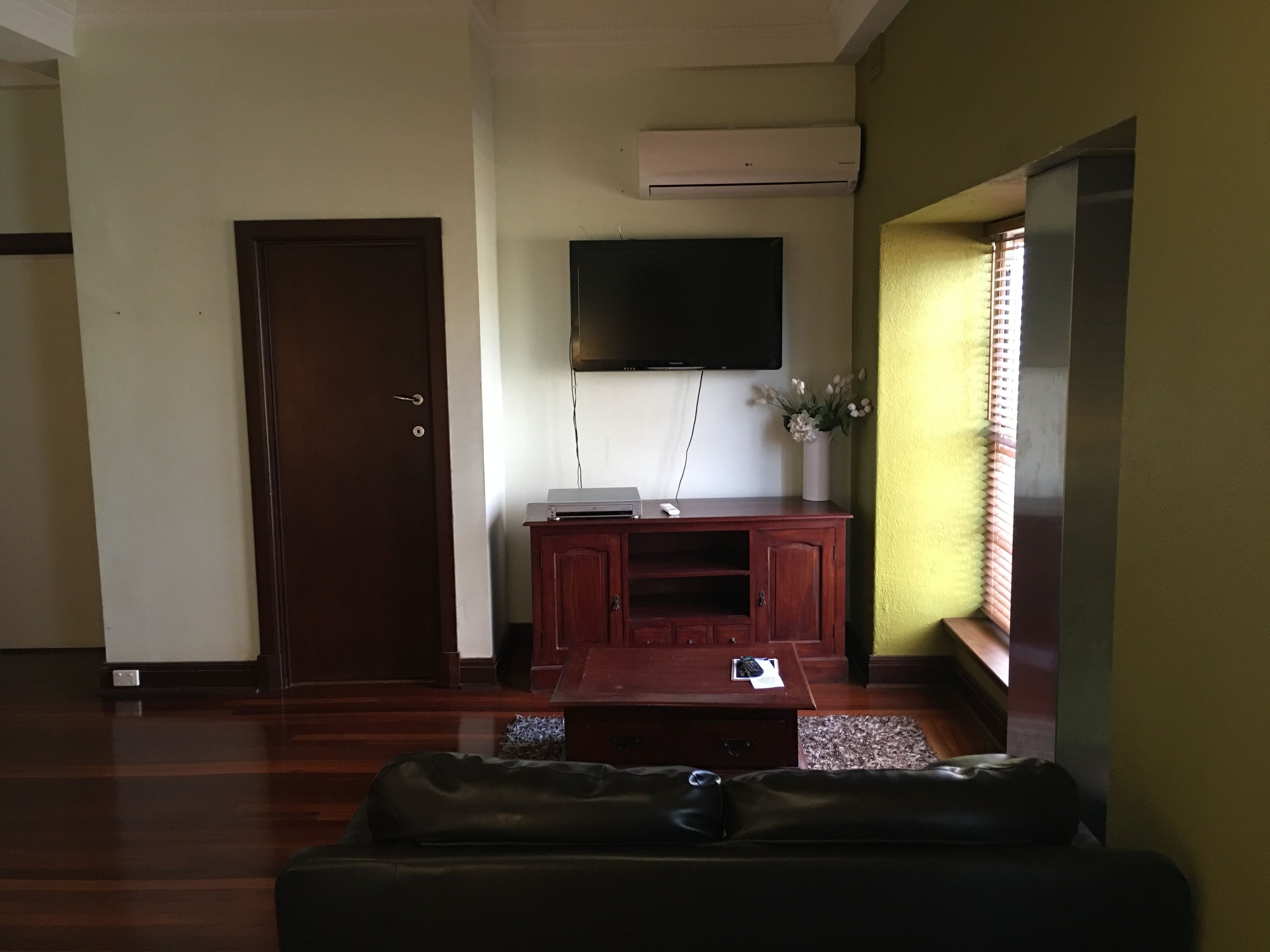 standard studio, non smoking, kitchen (queen apartment) | living area | flat-screen tv