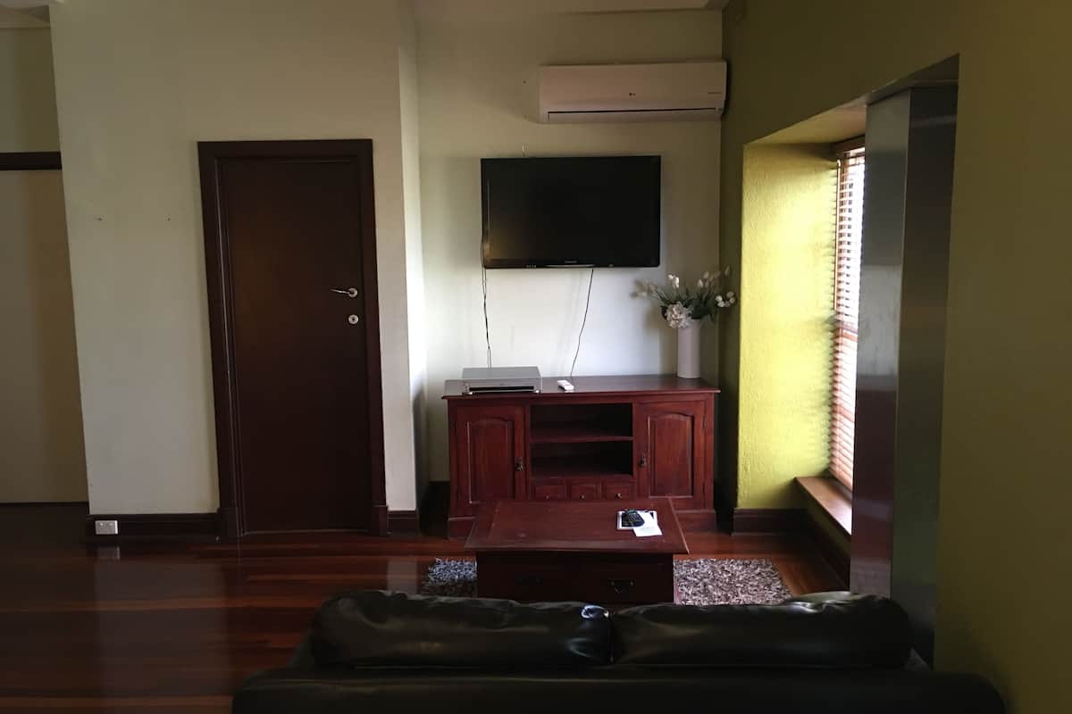 standard studio, non smoking, kitchen (queen apartment) | living area | flat-screen tv