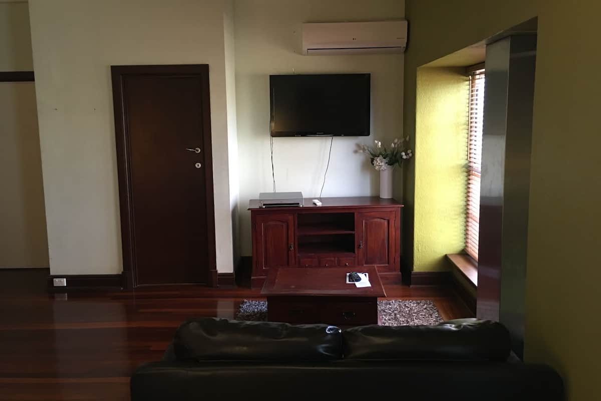 Standard Stüdyo, Sigara İçilmez, Mutfak (Queen Apartment) | Oturma alanı | Dijital TV kanalları bulunan 32 inç düz ekran televizyon, televizyon