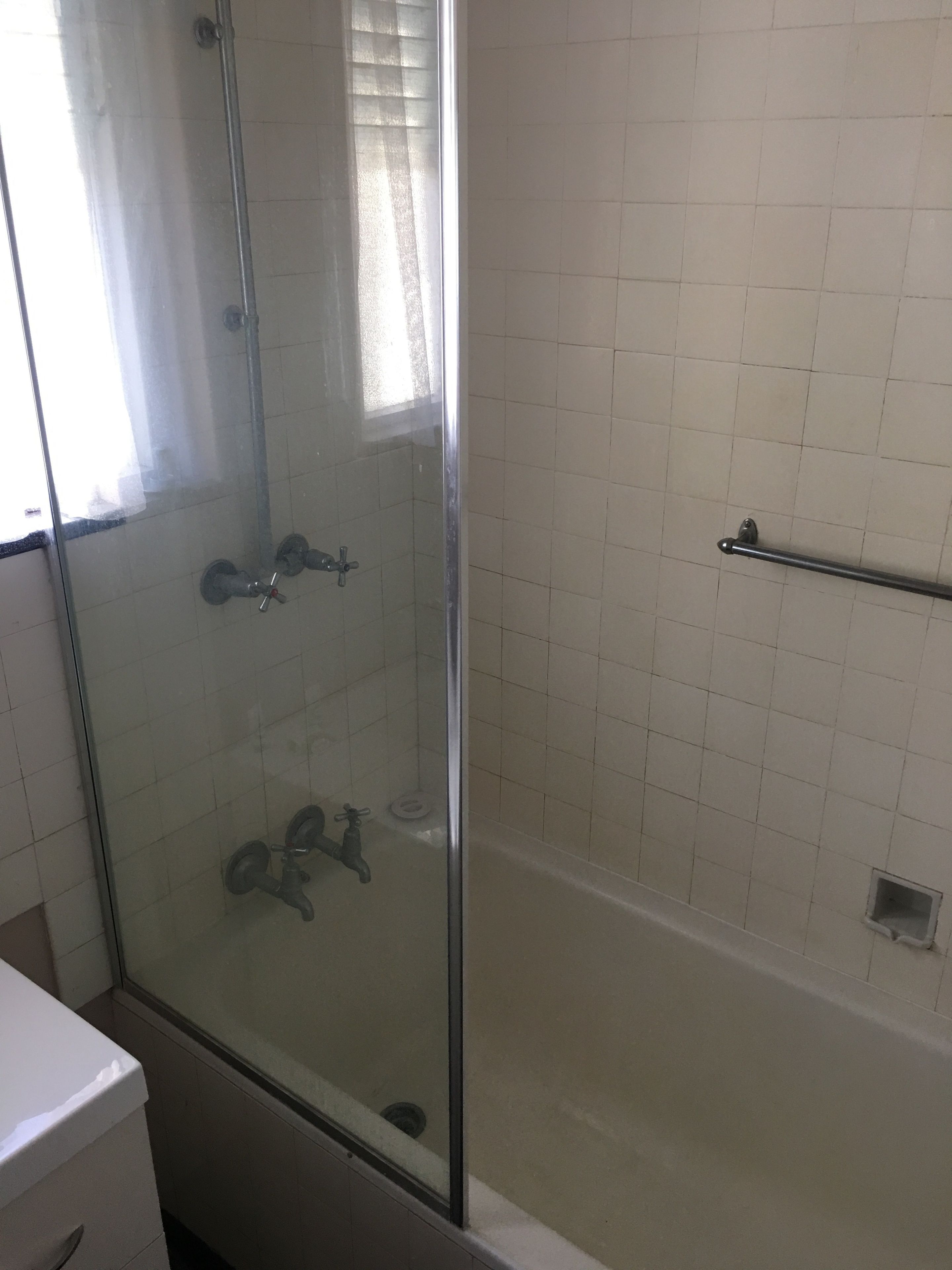 standard room, non smoking, kitchenette (queen suite) | bathroom shower