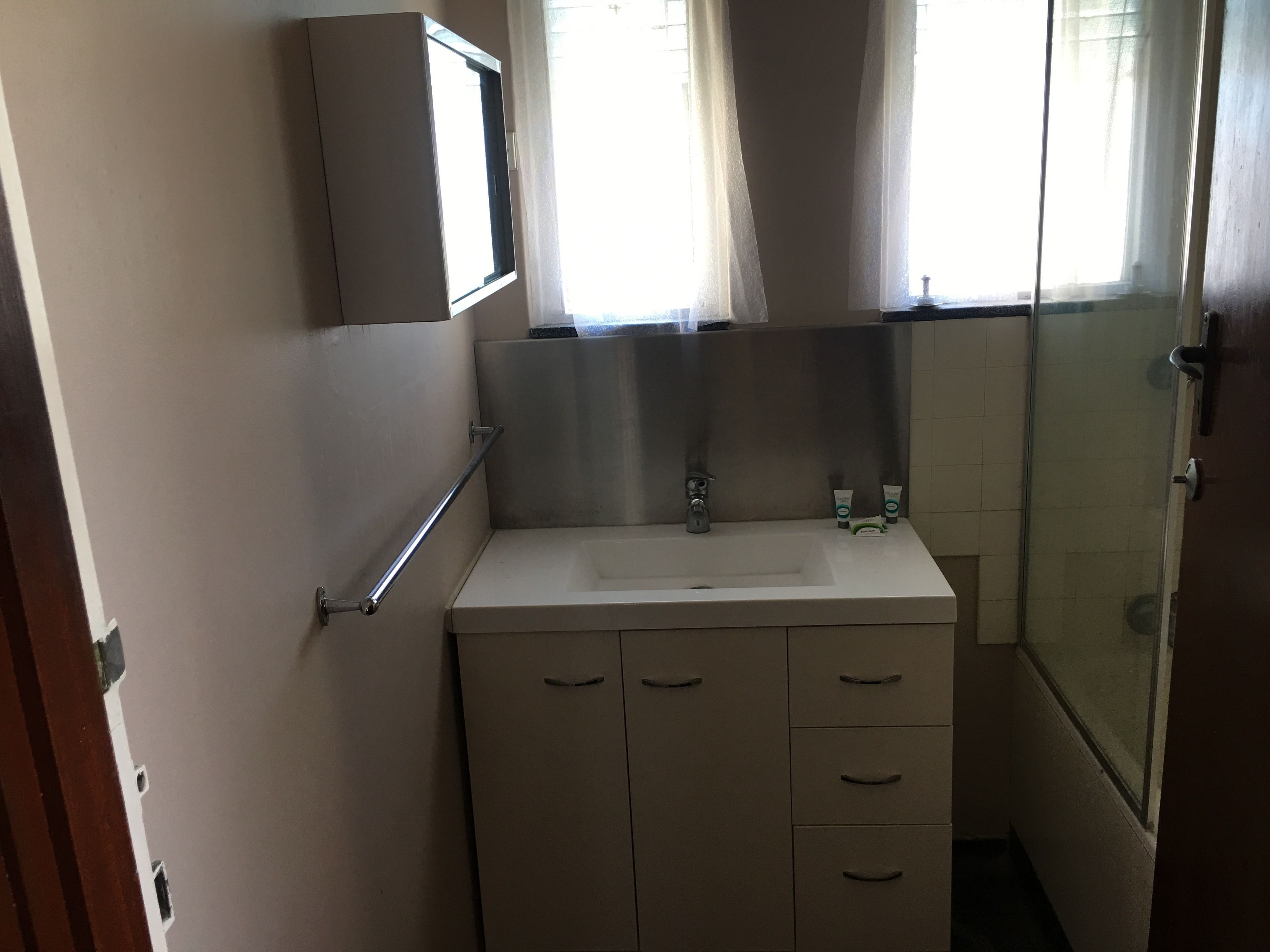 standard room, non smoking, kitchenette (queen suite) | bathroom sink