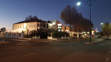 Fachada del alojamiento - Noche