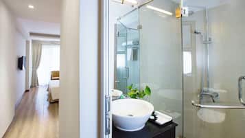 Habitación superior con 1 cama matrimonial o 2 individuales, 1 habitación, balcón, vista a la ciudad | Baño | Tina con regadera, secadora de cabello, pantuflas, toallas