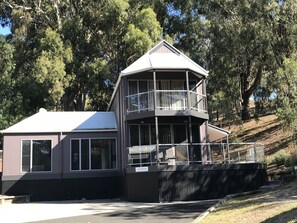 A modern two-story building with a balcony and a nameplate reading "KIDMAN".