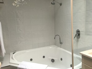Deluxe Townhome, 1 Bedroom | Bathroom | Combined shower/tub, free toiletries, hair dryer, towels