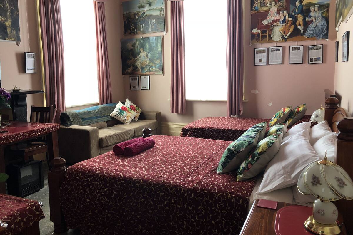 Standard-Suite, 1 Schlafzimmer, Nichtraucher, Gemeinschaftsbad (Double Room 3) | Pillowtop-Betten, Schreibtisch, Bügeleisen/Bügelbrett, kostenloses WLAN