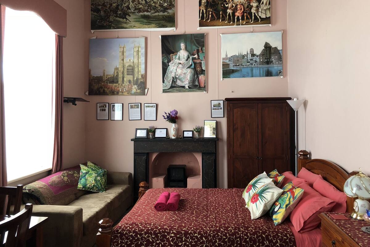 Standardzimmer, Nichtraucher (Triple Private Bathroom) | Pillowtop-Betten, Schreibtisch, Bügeleisen/Bügelbrett, kostenloses WLAN