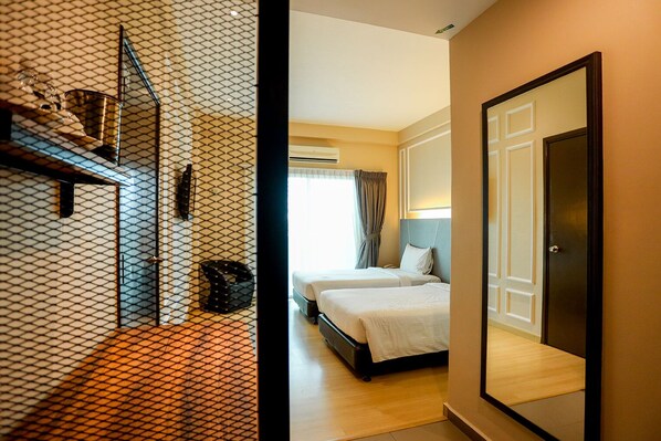 Superior Room | 1 bedroom, minibar, in-room safe, desk