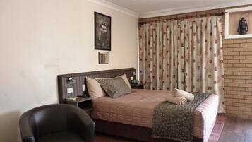 Colchones con acolchado adicional y tabla de planchar con plancha