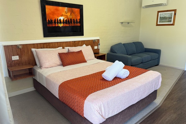 Deluxe Room, Non Smoking (Queen Deluxe Room) | Pillowtop beds, iron/ironing board, free WiFi, bed sheets