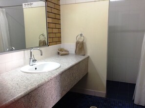 Deluxe Room, Non Smoking (Queen Deluxe Room) | Bathroom