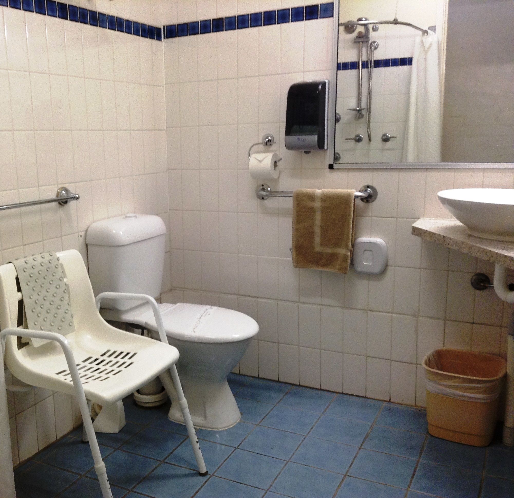 Standard Double or Twin Room, Non Smoking (Twin Share) | Bathroom | Shower, hair dryer, towels
